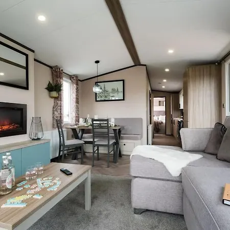 Hot Tub - York - Fishing Lakes - Free Parking - 2 Tatil Evi