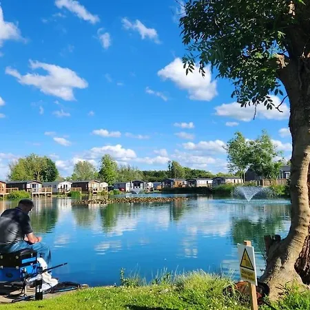 Hot Tub - York - Fishing Lakes - Free Parking - 2